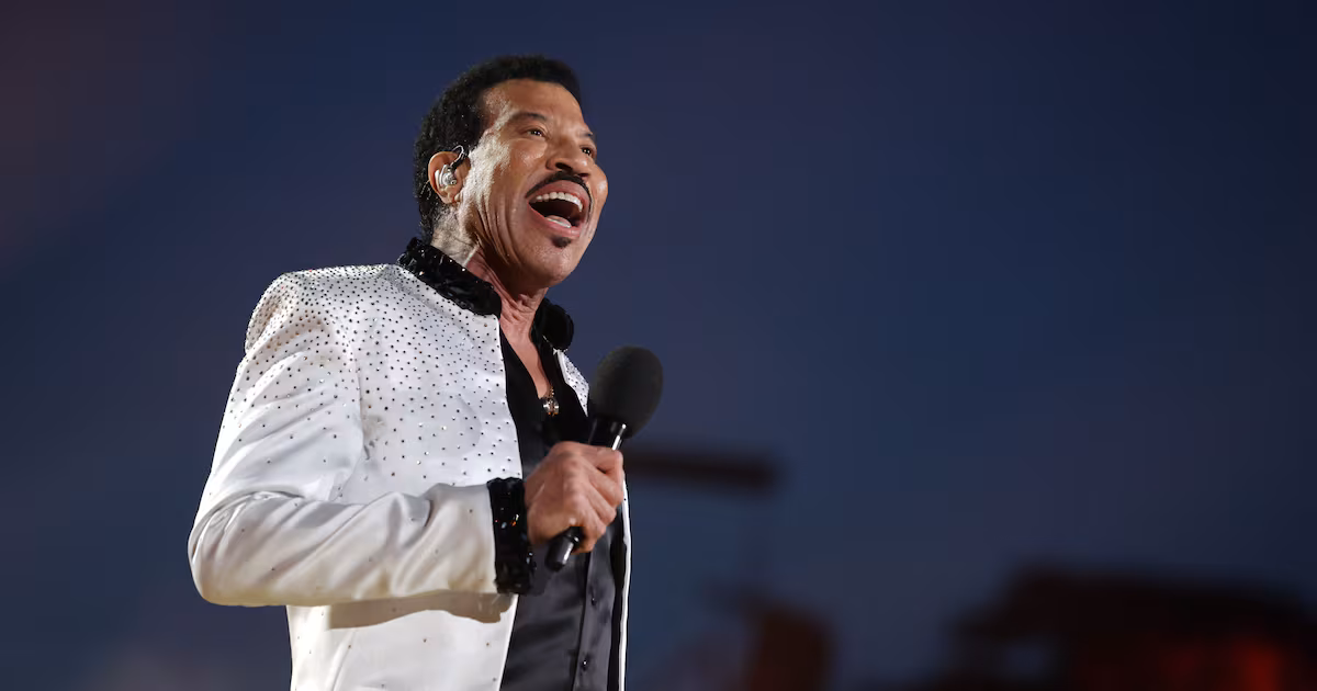 Lionel Richie Thanks Fans After Stage Return