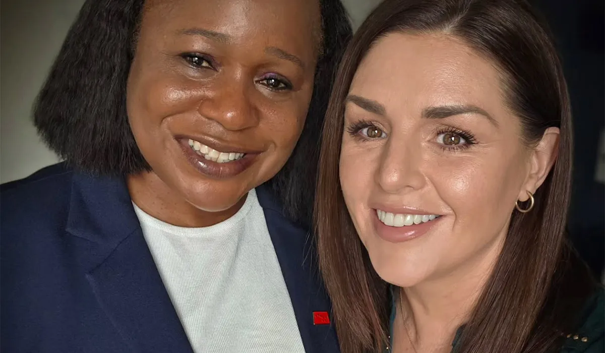Síle Seoige Removes Support Post for Helen Ogbu