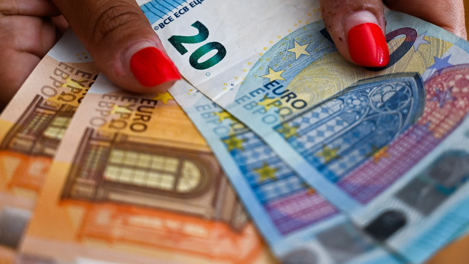 Women in EU Losing Billions Over Pay Transparency Delay