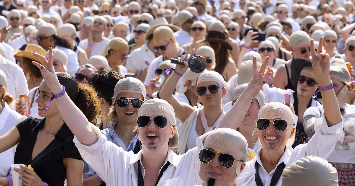 Pitbull Sets Record for Bald Cap Gathering