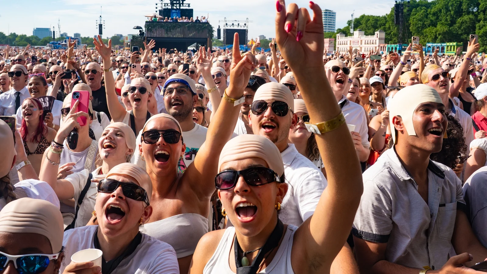 Pitbull Sets Bald Cap World Record in London