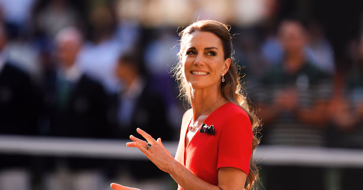 Kate presents trophy to champion Linda Noskova