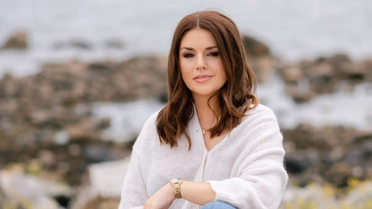 Síle Seoige Injures Elbow After Tripping