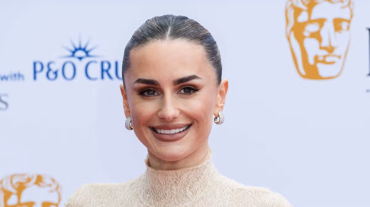 Amber Davies criticizes filming during theater performance