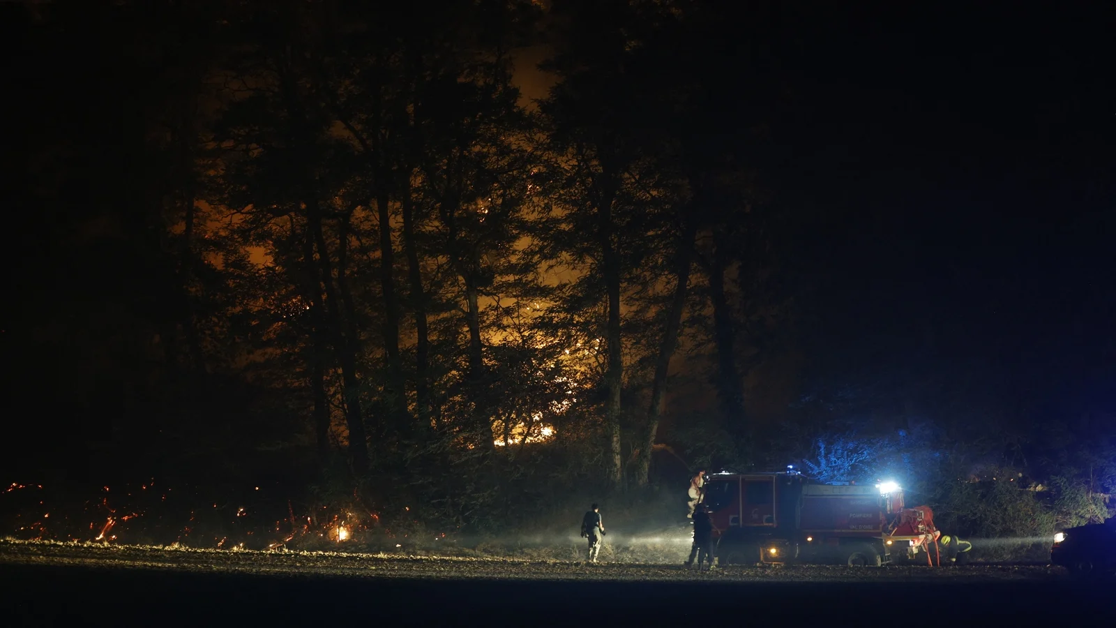Fire of 'exceptional scale' rages south of Paris