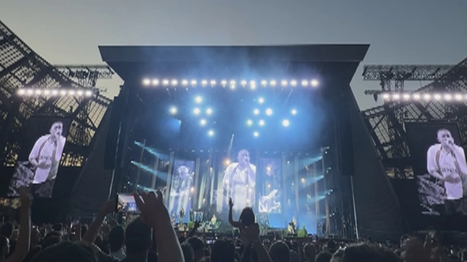 Dermot Kennedy and The Cranberries Perform Zombie