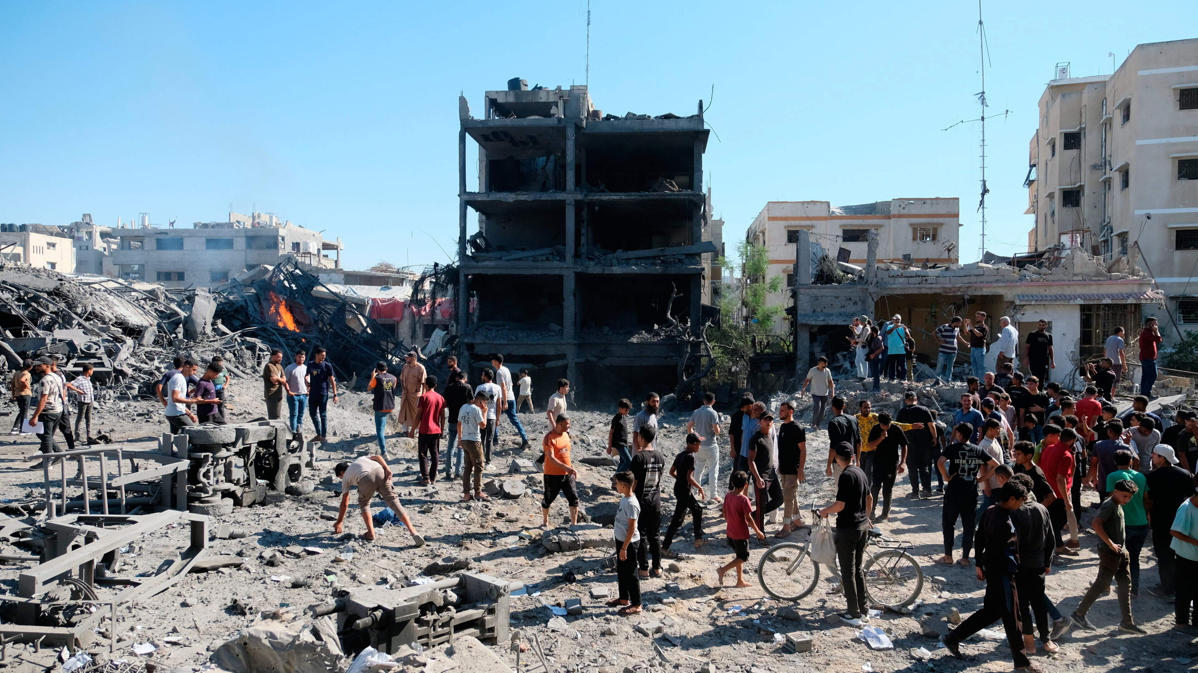 Israeli Airstrikes Kill 10 Palestinians in Gaza