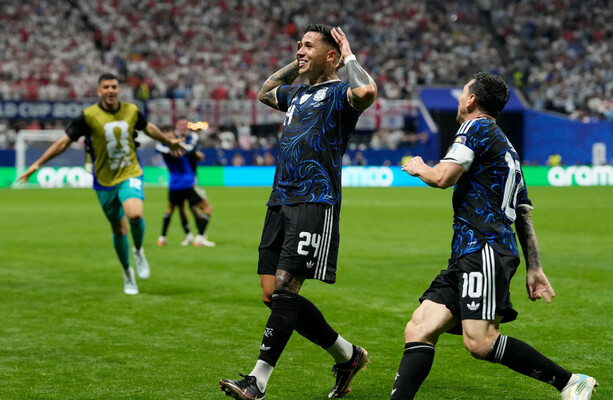 Argentina edge England to reach World Cup final
