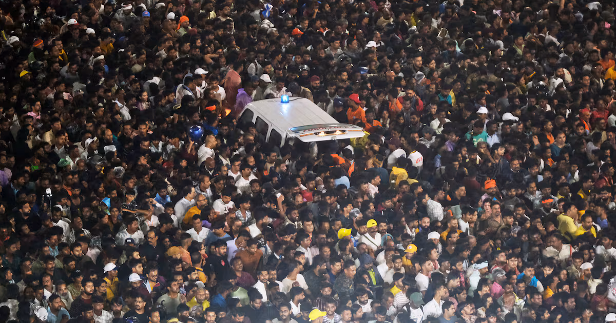 Crowd surge at Hindu festival in India leaves one dead