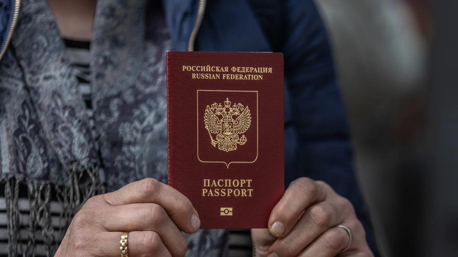 EU Commissioner Calls for Visa Reductions for Russians