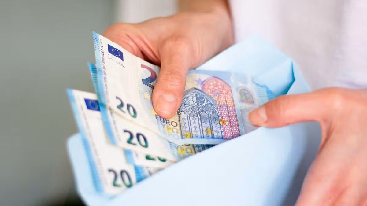 Ireland Proposes Social Welfare Increase to €450 Weekly