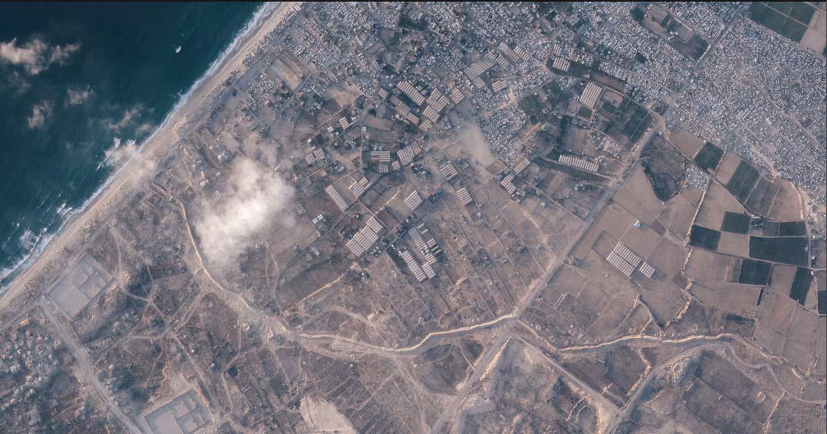 Israel constructs earth barrier in Gaza