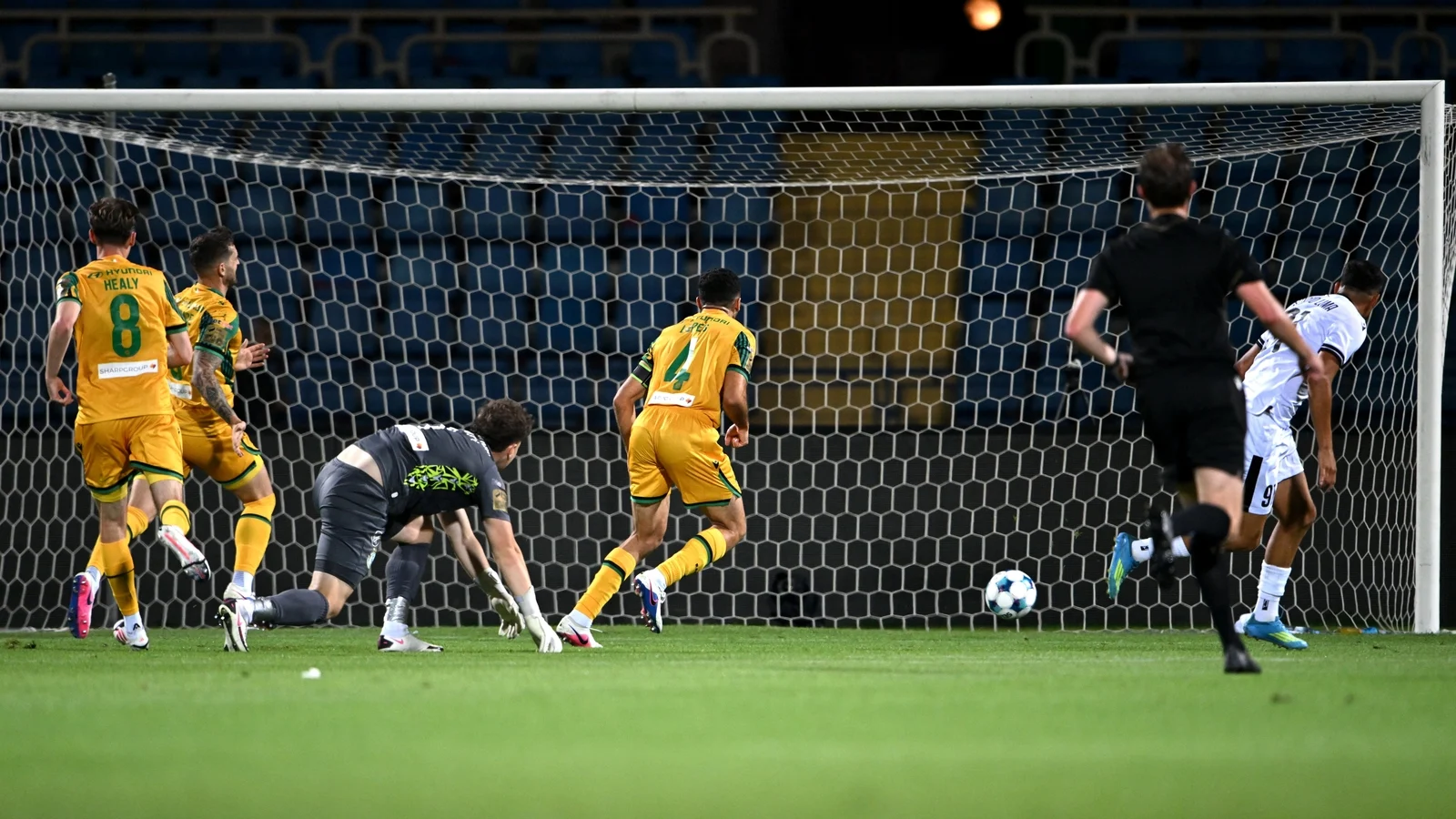 Ararat-Armenia Defeats Shamrock Rovers 2-0