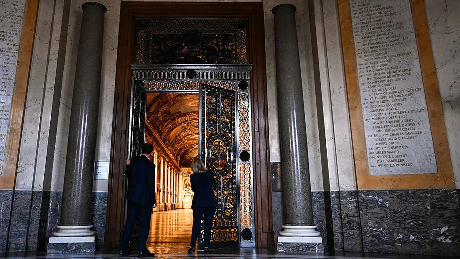 Louvre gallery reopens after theft incident