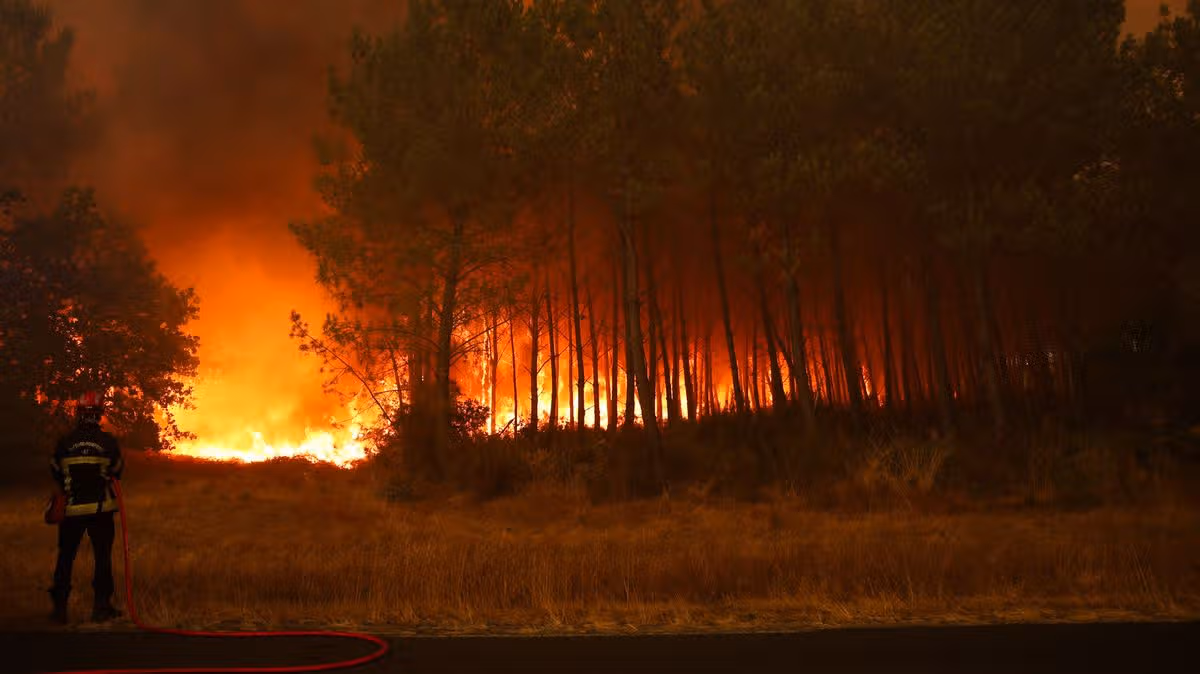 Thousands evacuated as wildfire scorches French coast