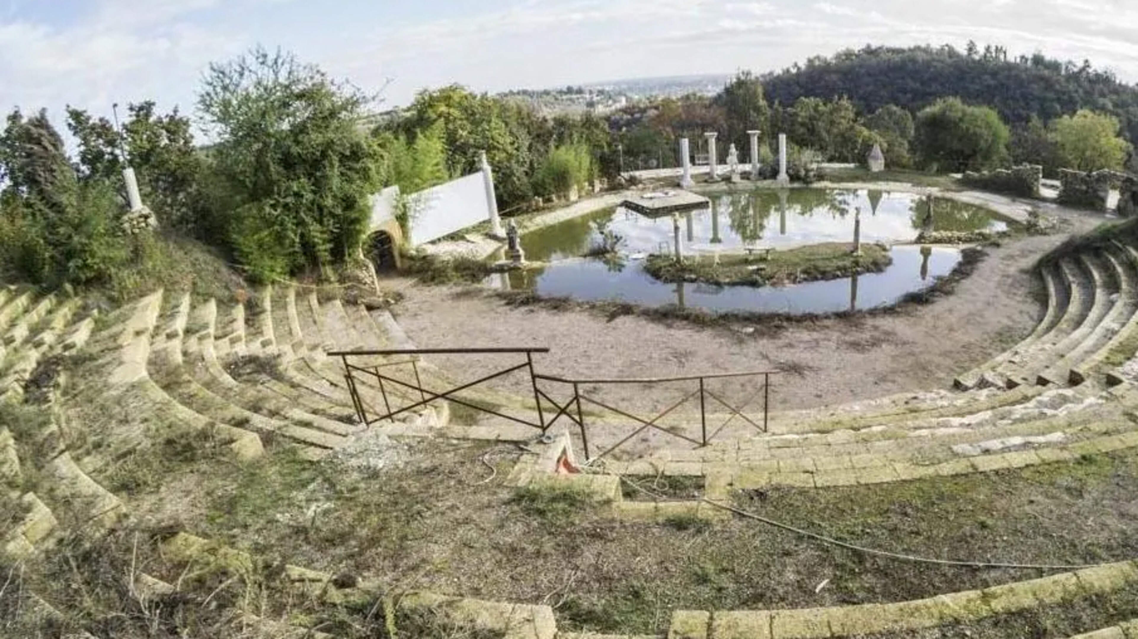 Italian Builds Fake Ancient Amphitheatre