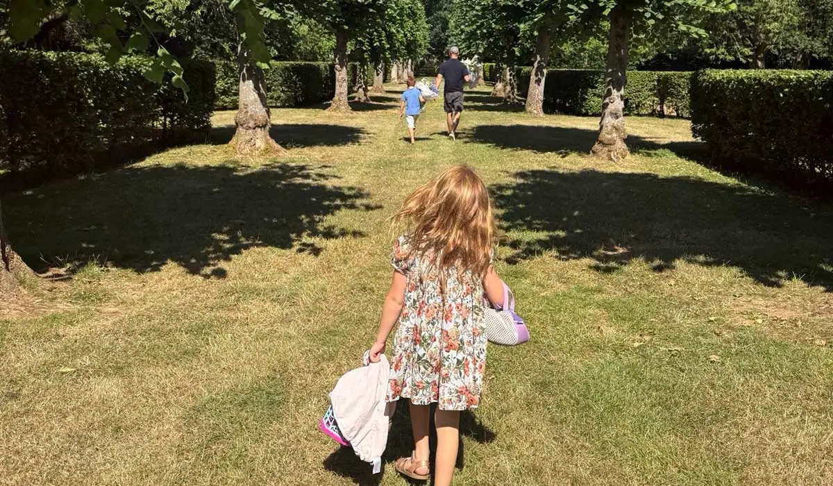 Meghan visits Diana's childhood home with children