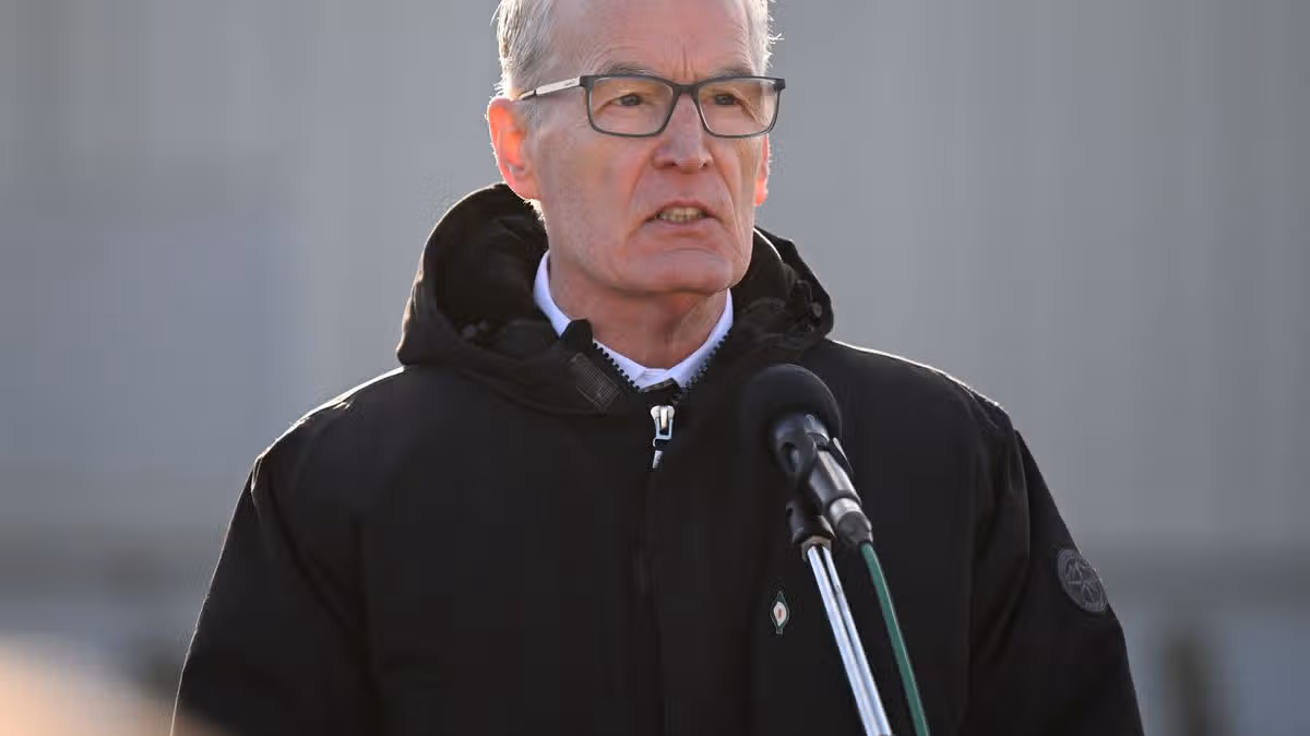 Gerry Kelly Condemns Intercepted Car Bomb Plot