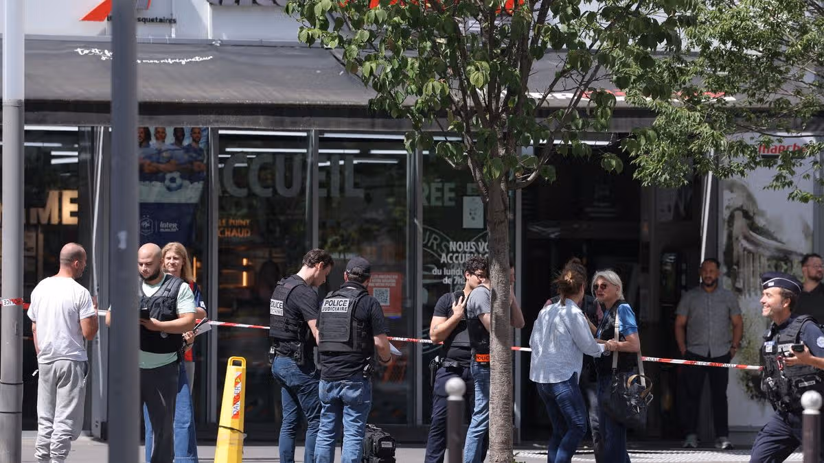 Pregnant woman stabbed in Paris knife attack