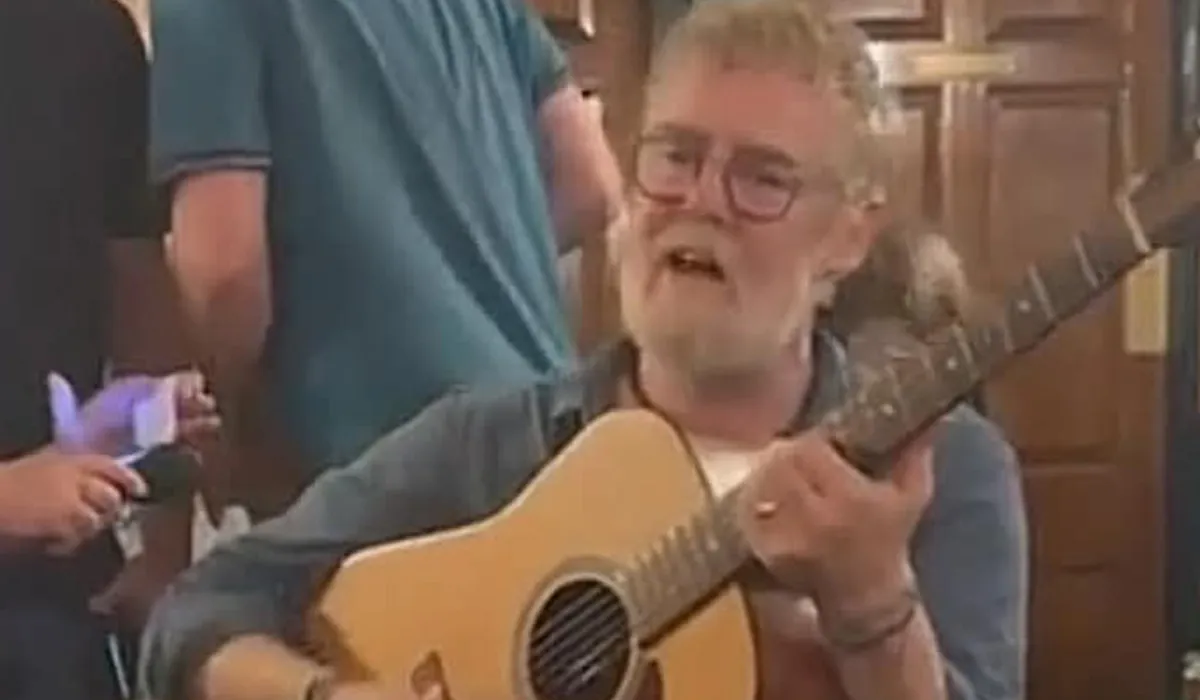 Glen Hansard performs hours before tragic death