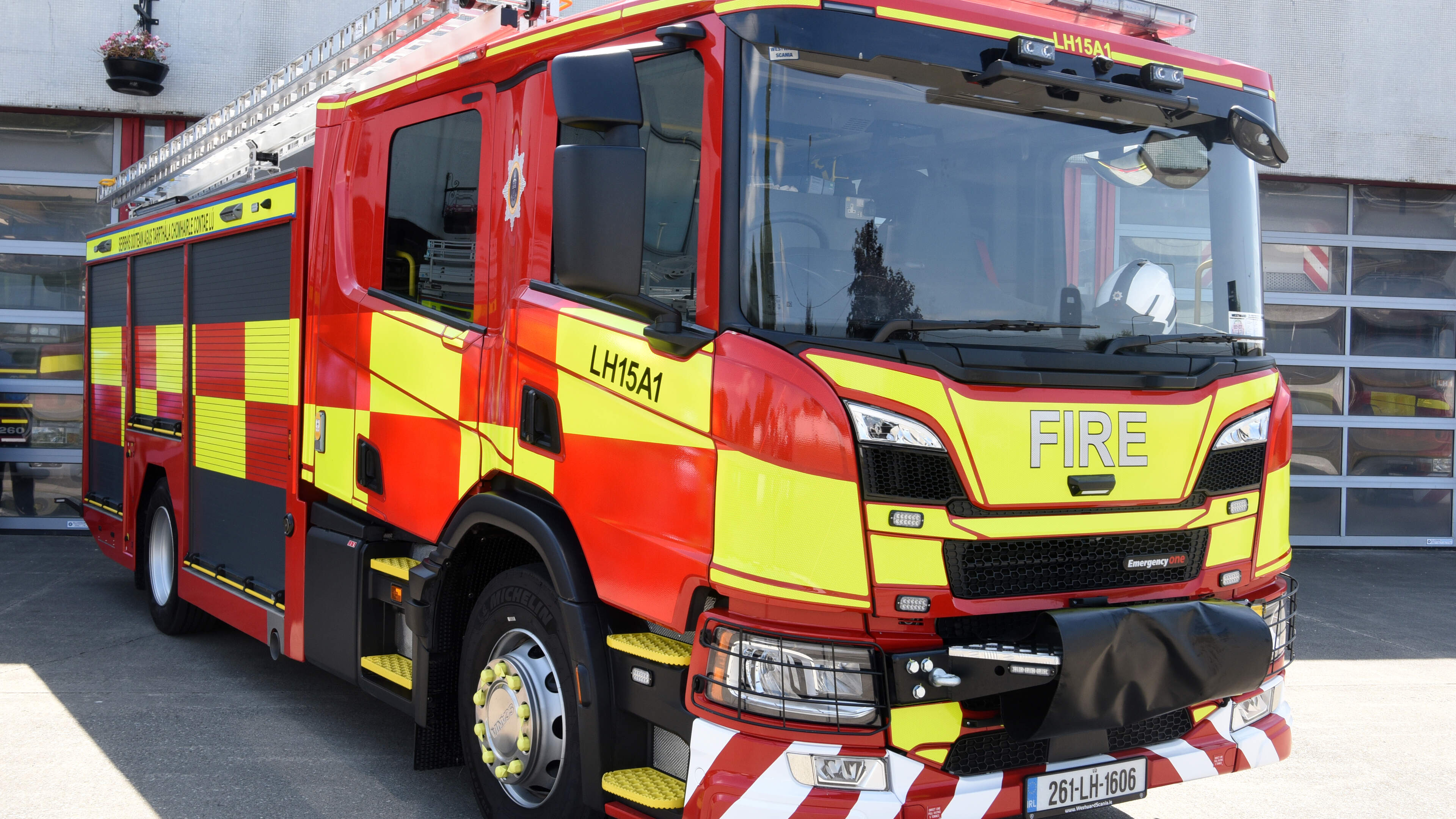 Emergency services tackle massive blaze in Laois