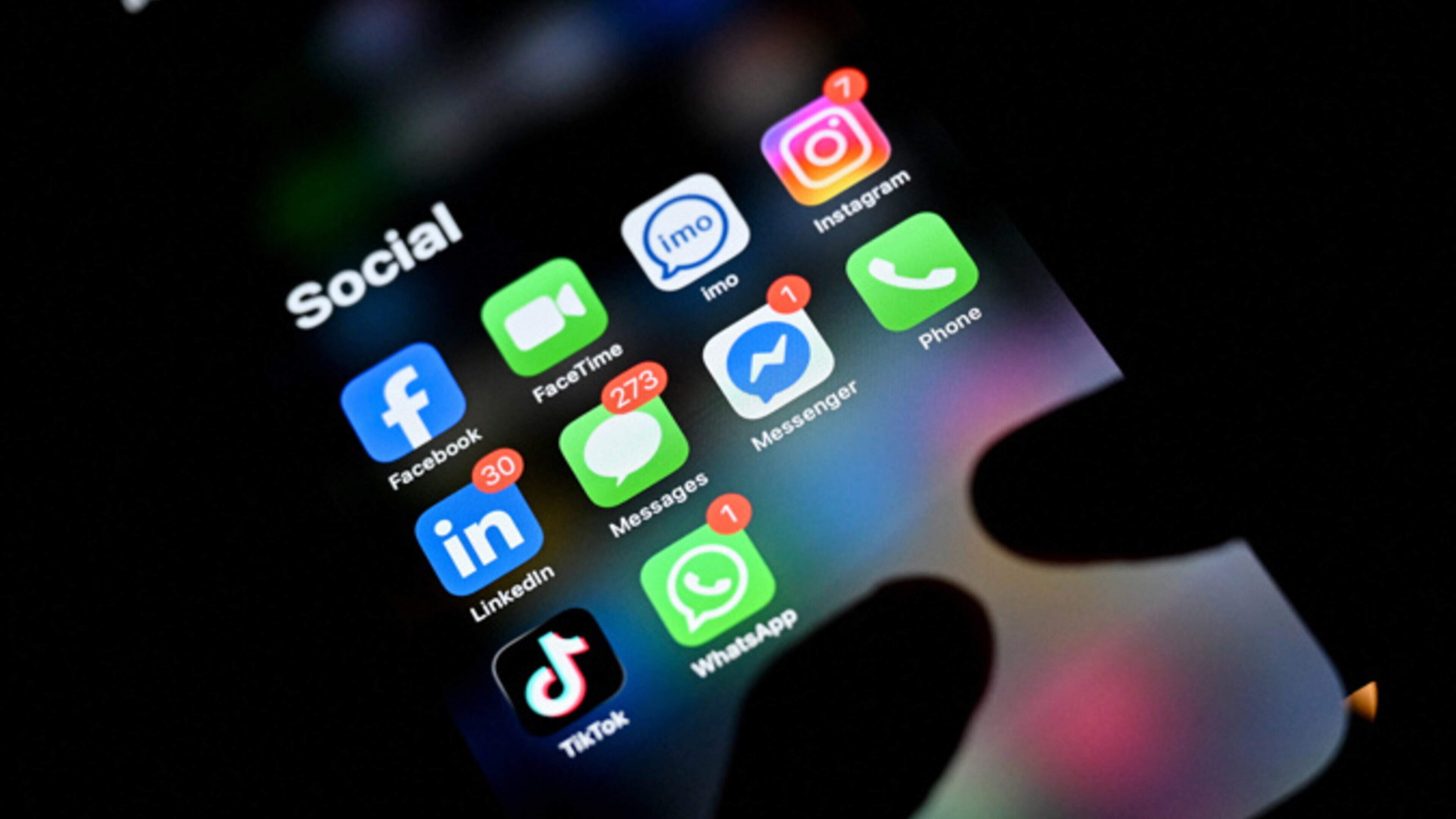 Teenagers Ignore Social Media Ban, Study Shows