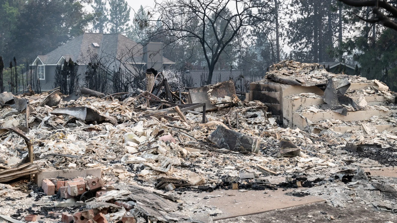 Thousands flee wildfires in Spokane, Washington
