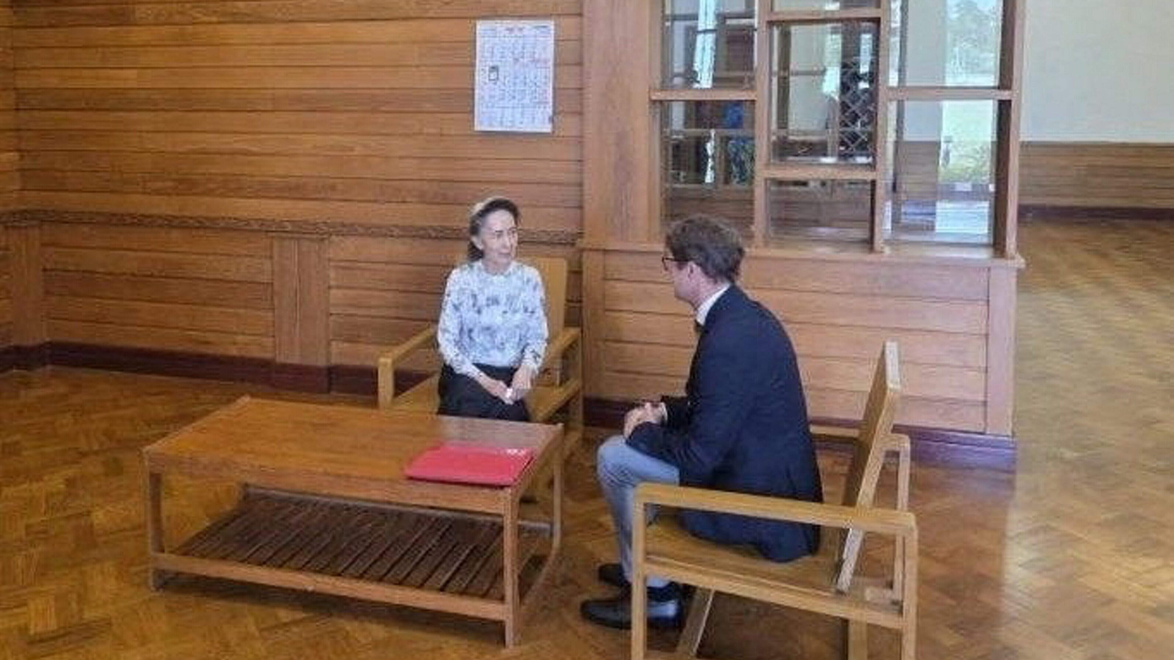 Aung San Suu Kyi Seen with Red Cross Official