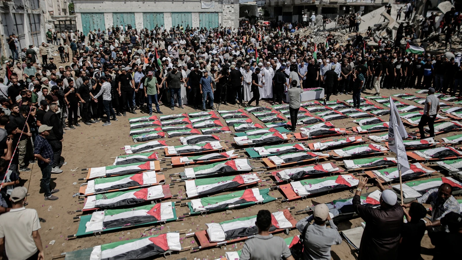 Gazans hold mass funeral for war victims