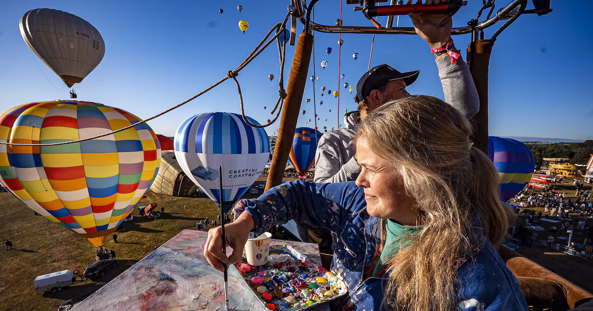 Artist Paints from Hot Air Balloon at Fiesta