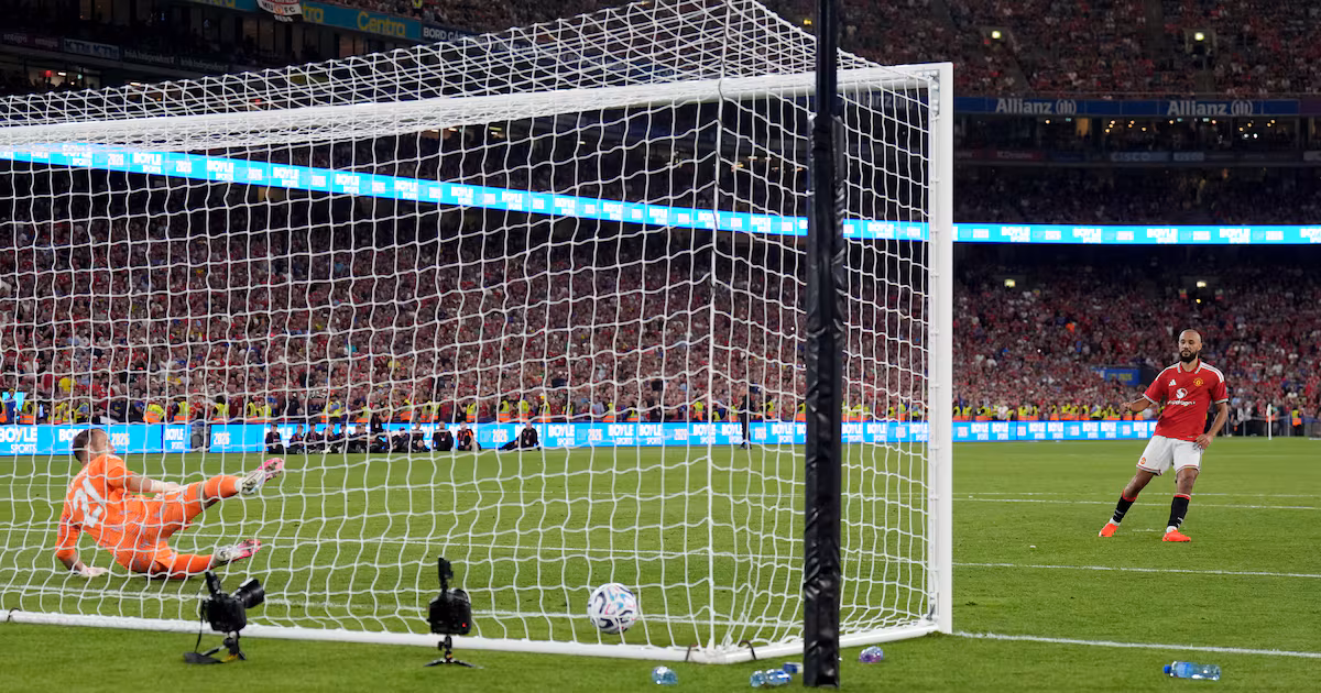 Mazraoui praises fans after United's penalty win