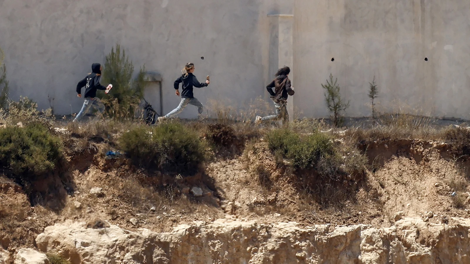Israeli Troops Besiege Palestinian Homes in Qusra