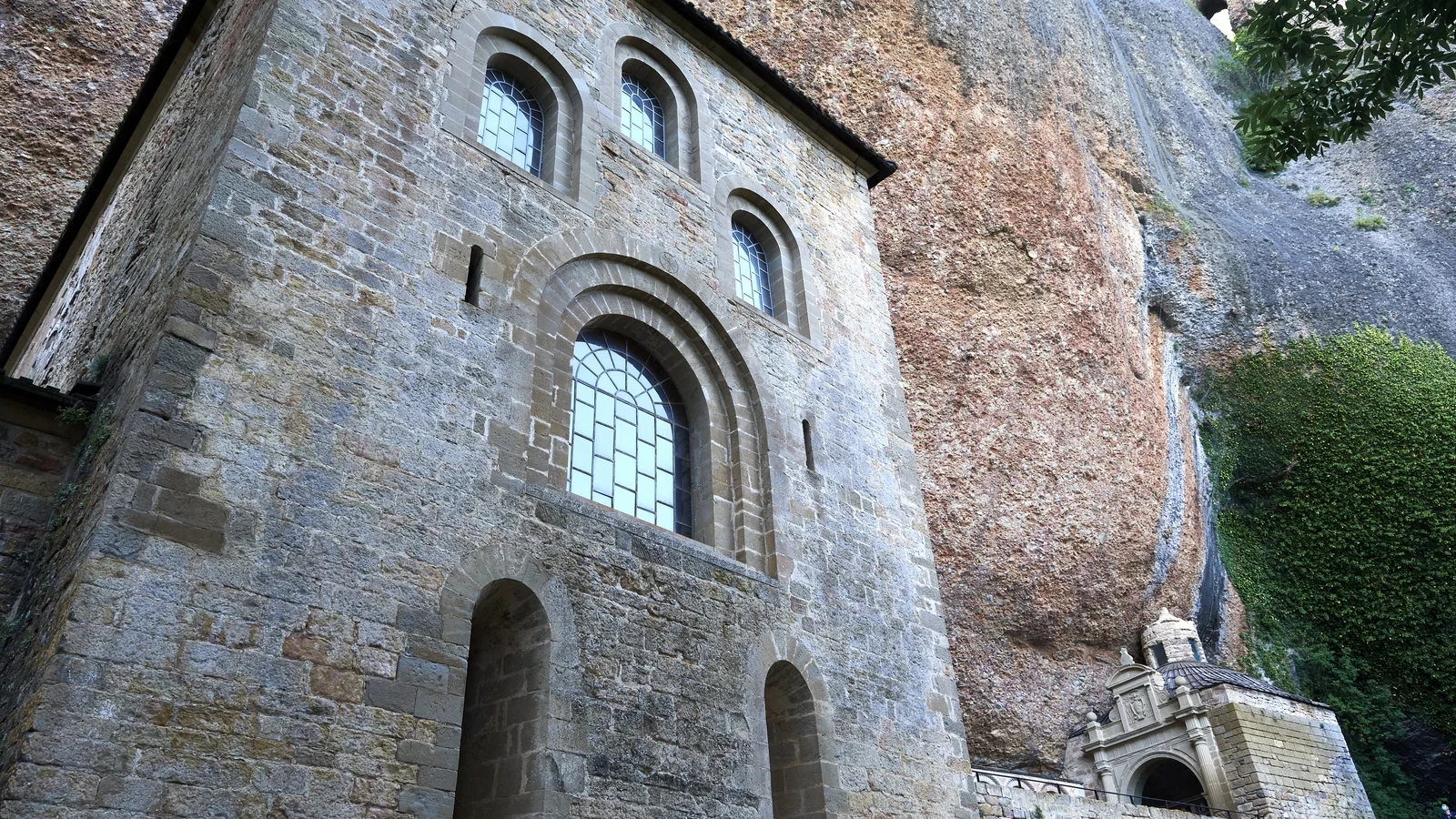 Medieval kings' bones saved from wildfire