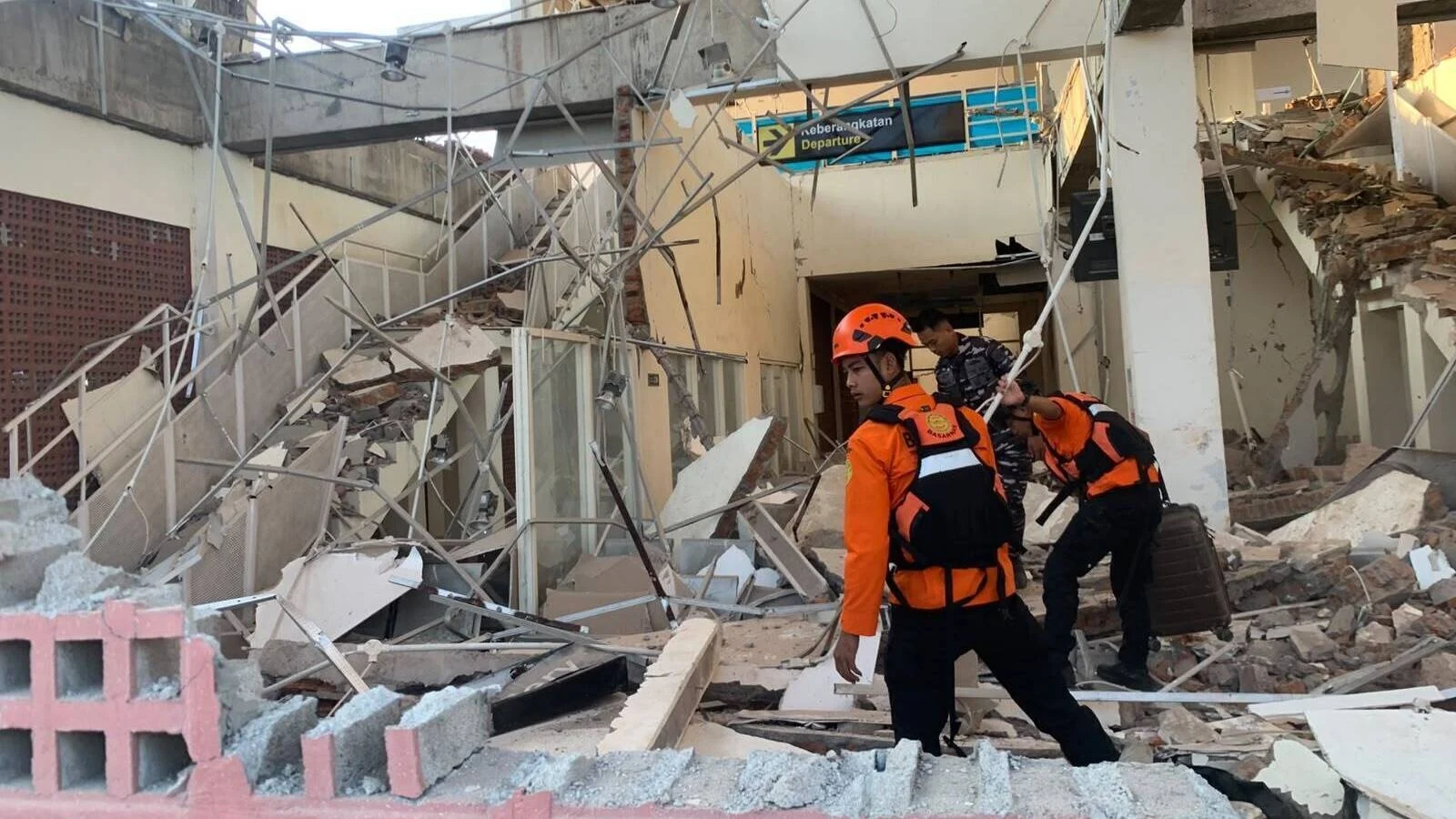 Thousands Await Aid After Indonesian Earthquake