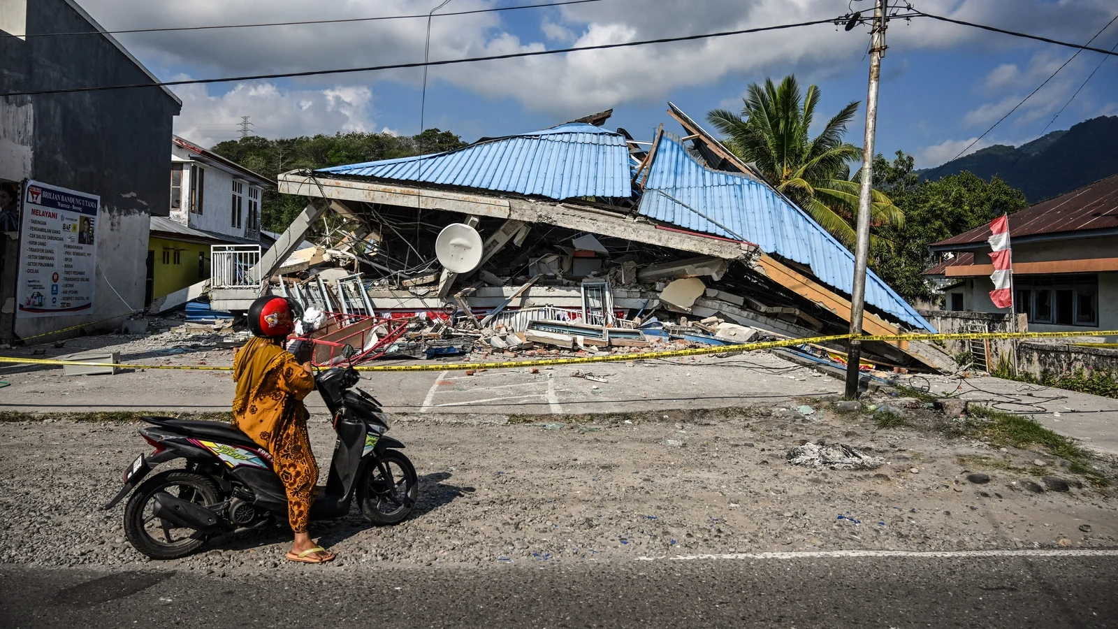 Indonesia quake kills 53, hampers rescue efforts