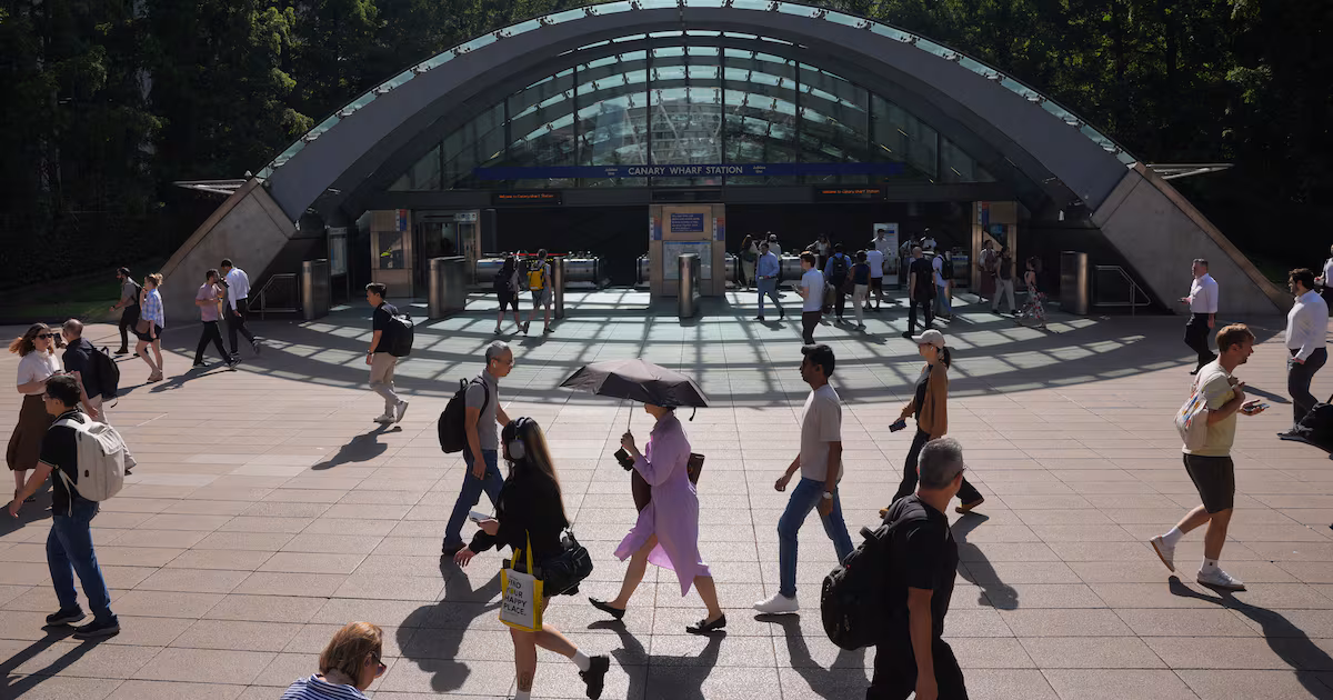 UK Vacancies Fall as Private Sector Pay Growth Declines