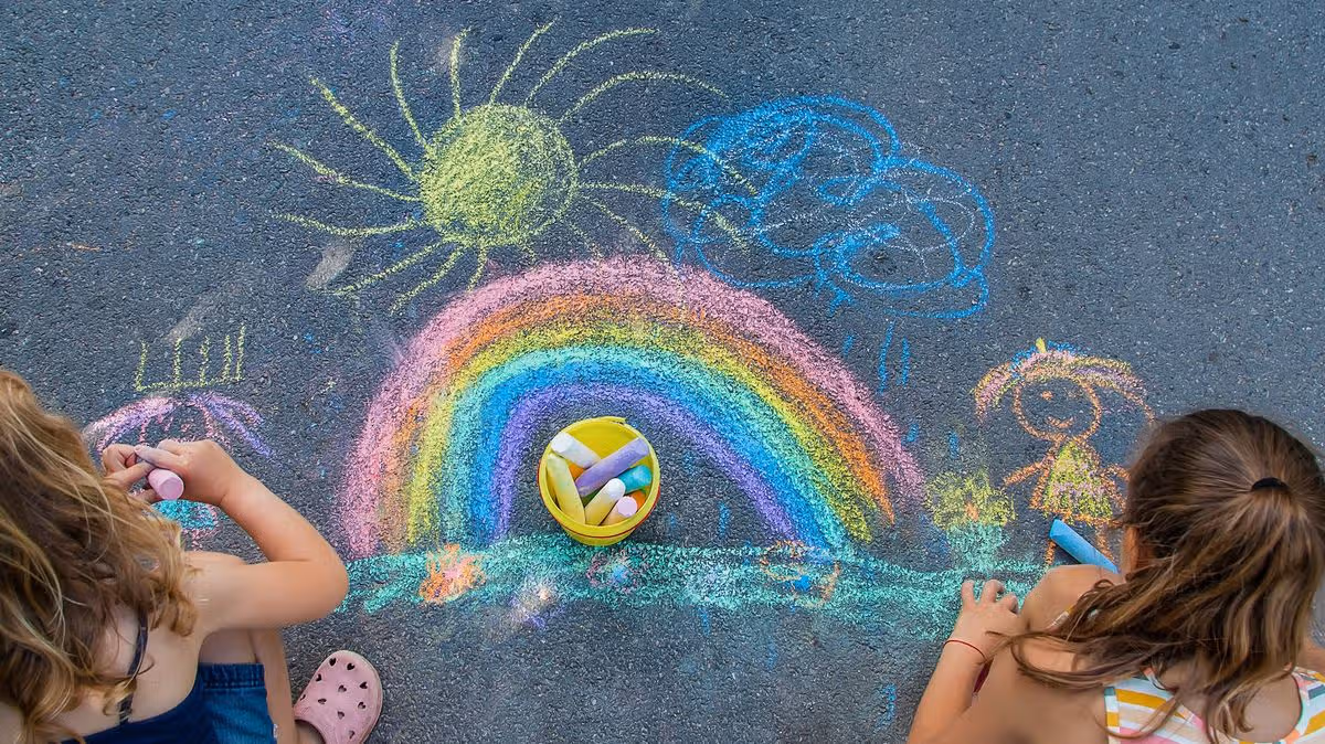 Neighbour's Kids Drawing on Shared Footpath Sparks Debate