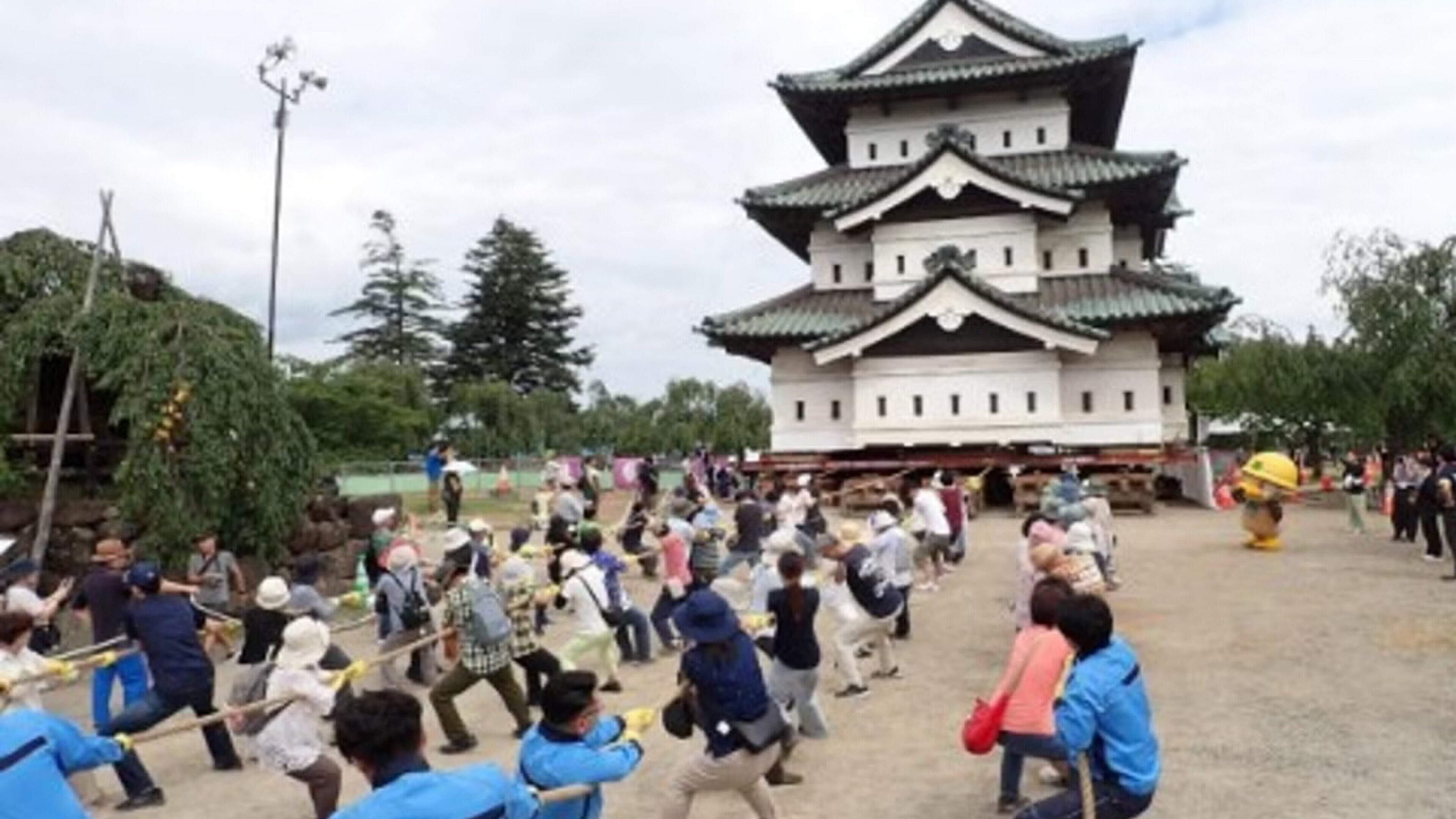 Japan pulls 360-tonne castle by hand
