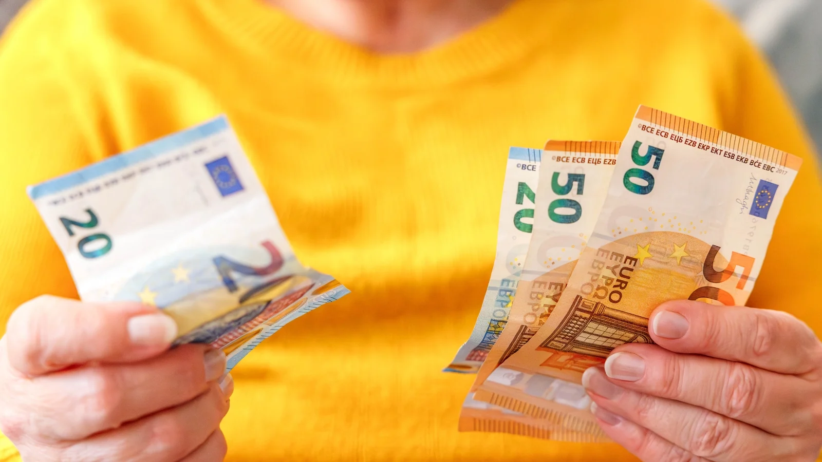 Consumer sentiment rises slightly in August survey