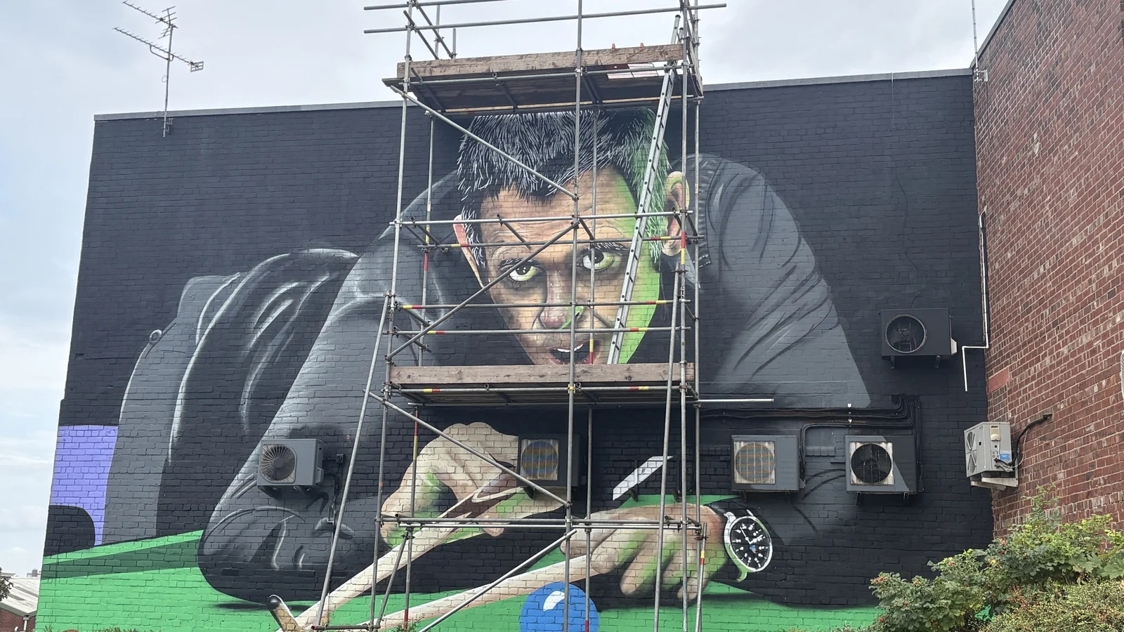 Scaffolding Returns Over Ronnie O'Sullivan Mural