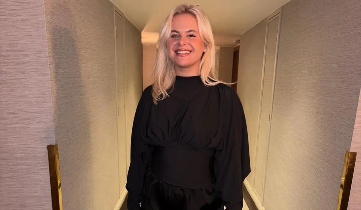 Emily Barker Enjoys Glam Trip to Dublin