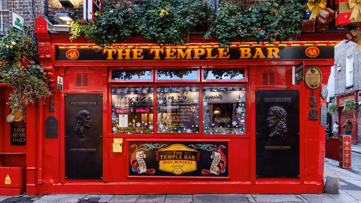 Man Surprises Pubgoers with Singing in Temple Bar