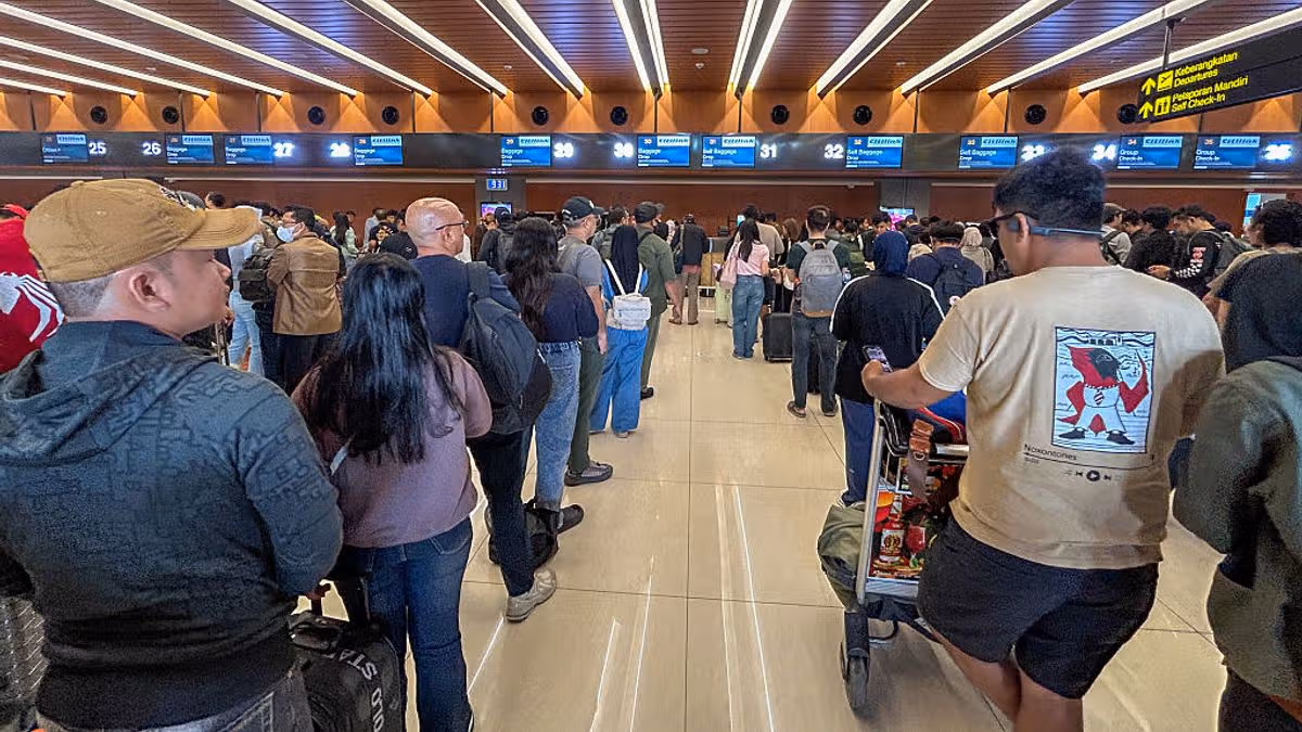 Anak Krakatau eruption cancels hundreds of flights