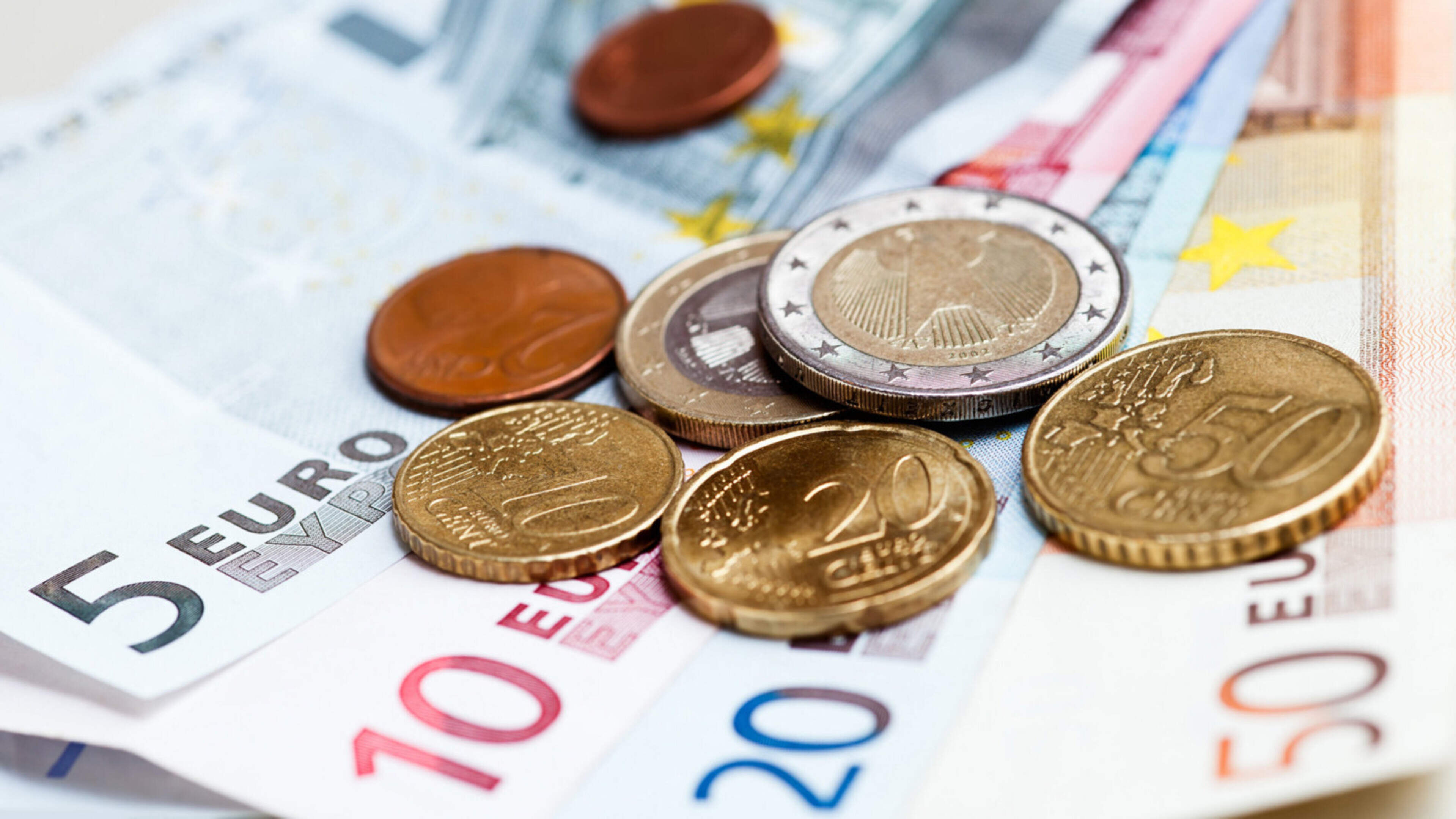 Ireland's Bond Market Outperforms Amid High Borrowing Costs