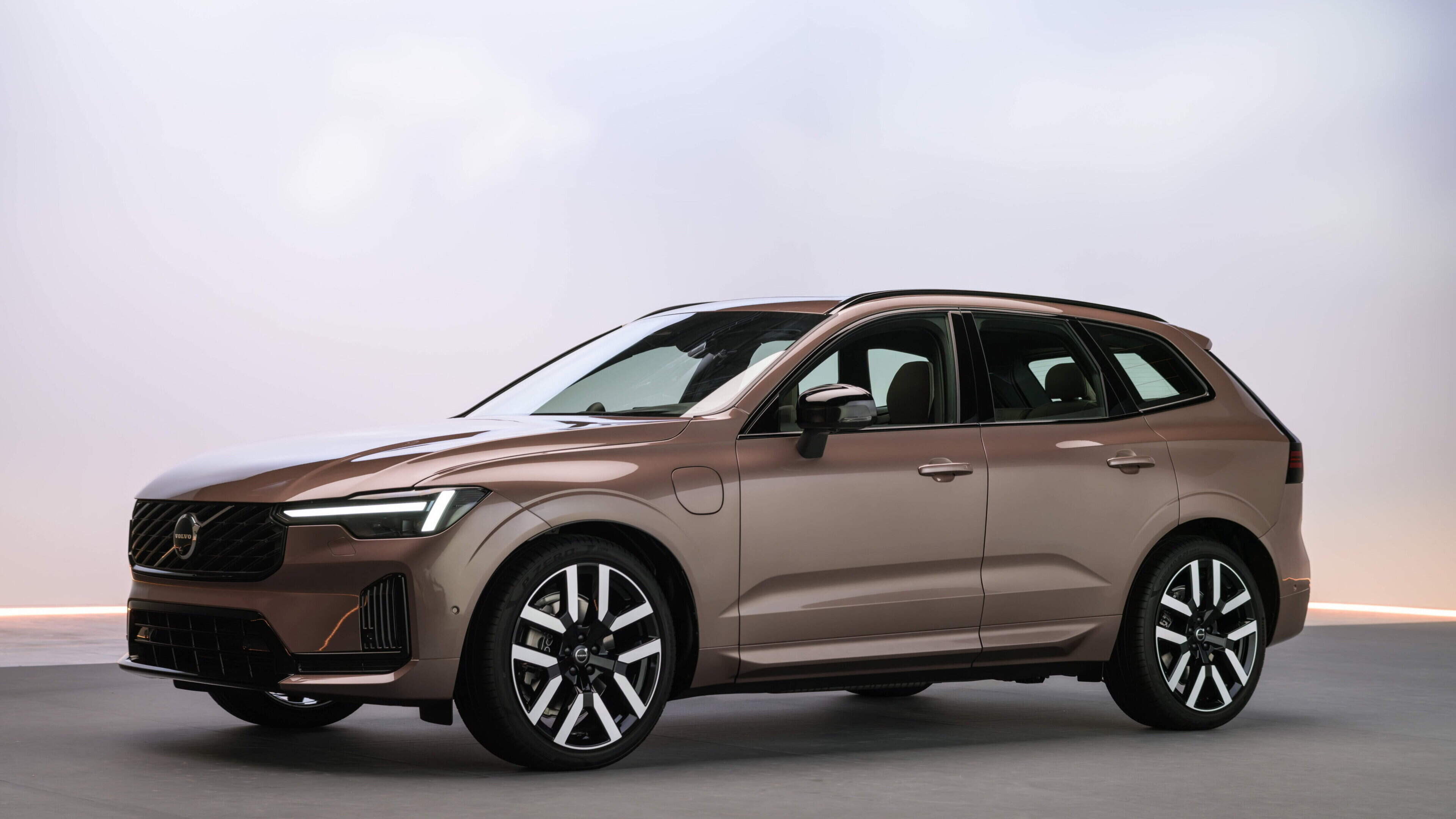 Volvo Unveils New Hybrid Engines for XC60, XC90