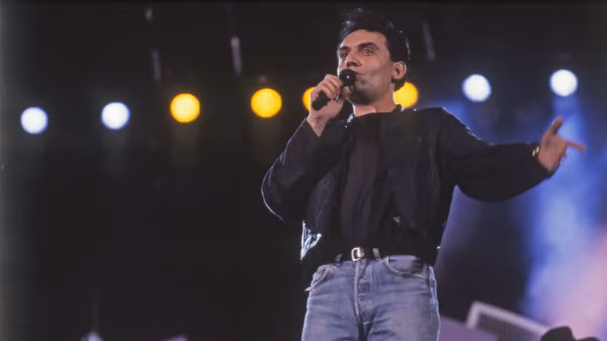 Singer dies on stage, brother dies at funeral