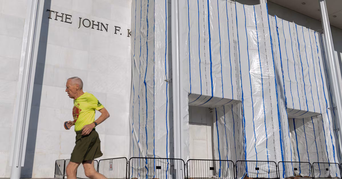 Fencing erected around Kennedy Centre amid closure dispute