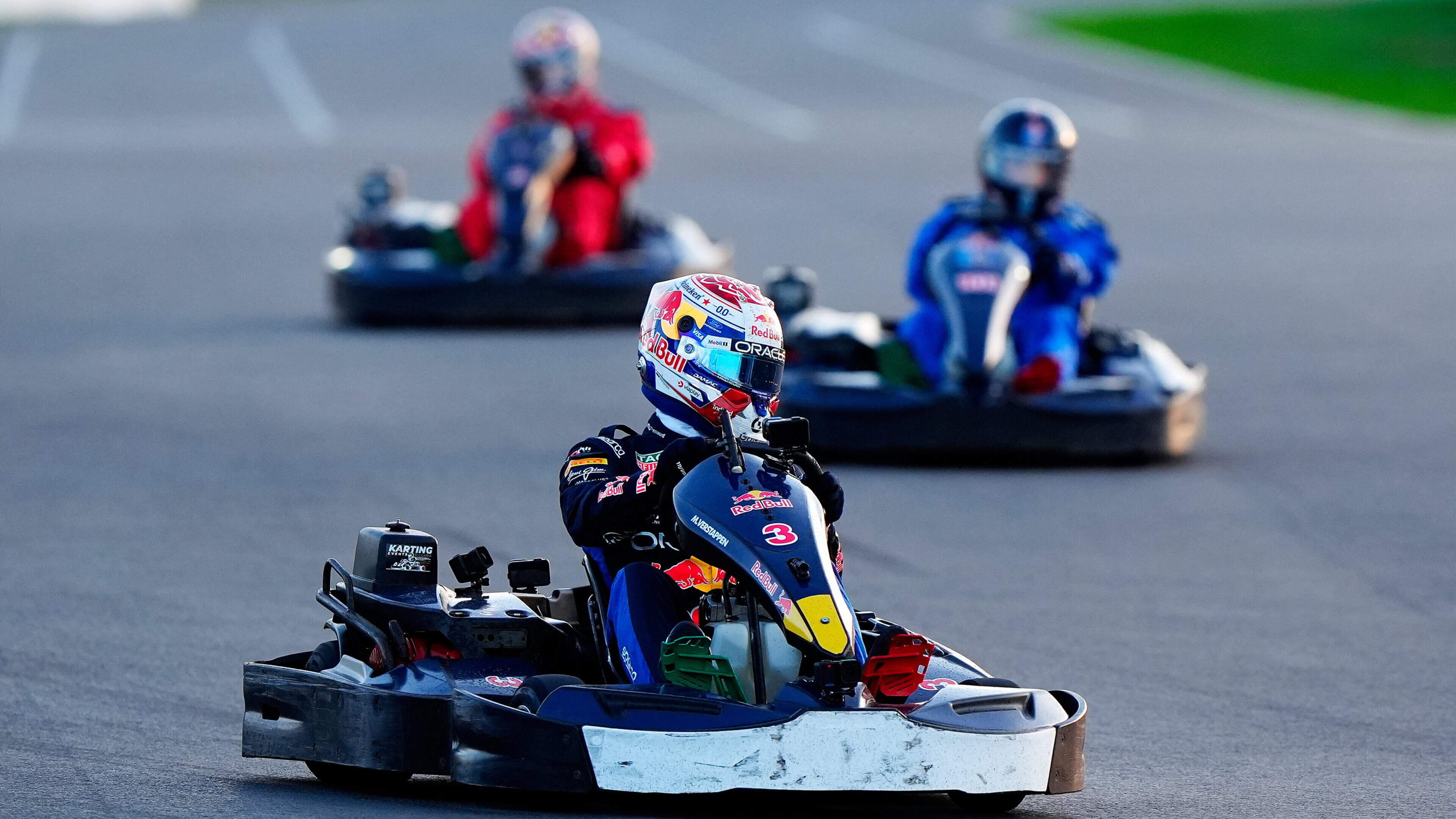 Verstappen Overtakes 100 Amateurs in Go-Kart Race