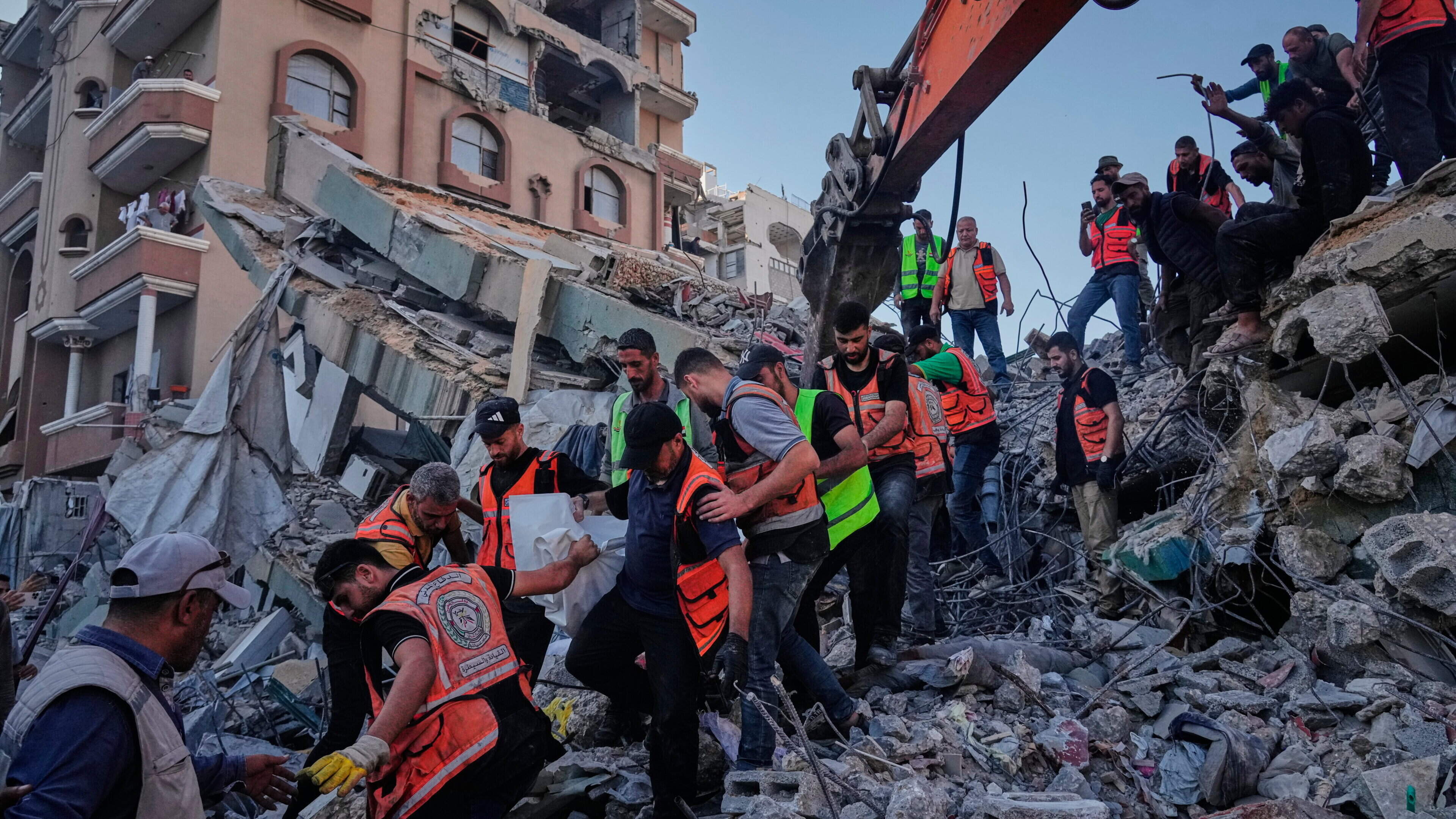 Building Collapse in Gaza Kills at Least 20