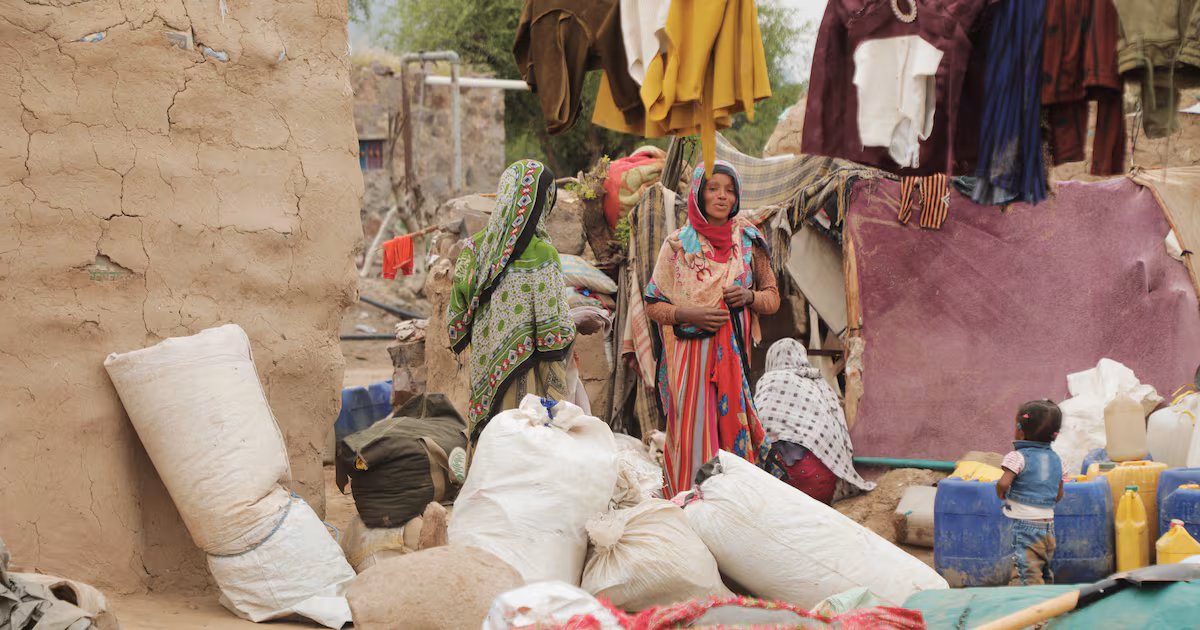 Tens of thousands flee Yemen as rebels advance